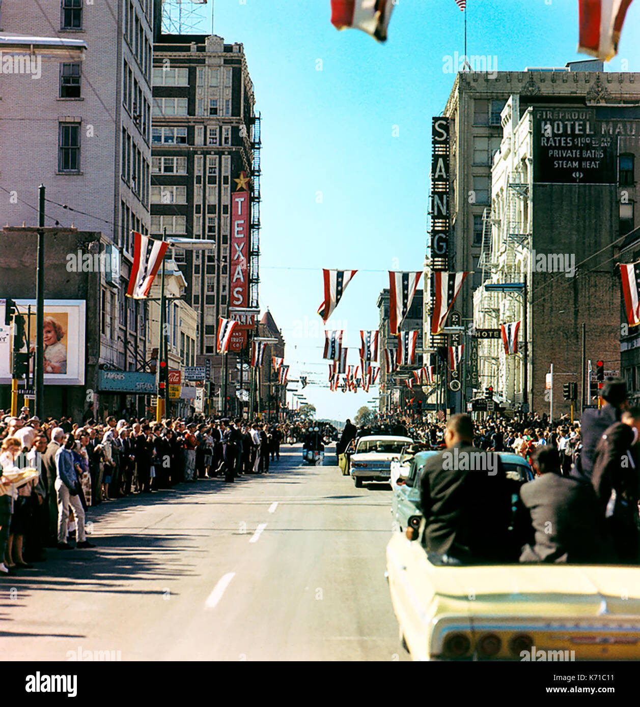 Il presidente John F. Kennedy per il giro della Papamobile sulla strada principale al Griffin Street a Dallas, in Texas, il 22 novembre 1963, poco prima che il presidente Kennedy è stato assassinato. Foto di Cecil Stoughton. Foto Stock