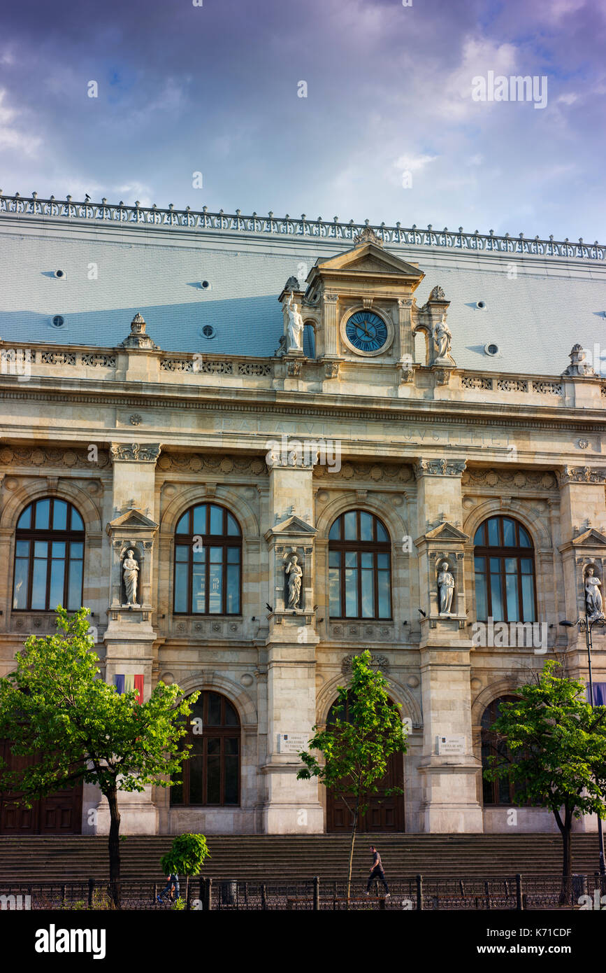 Bucarest il palazzo di giustizia che ospita la corte di appello è un edificio del XIX secolo nel centro della citta'. Foto Stock