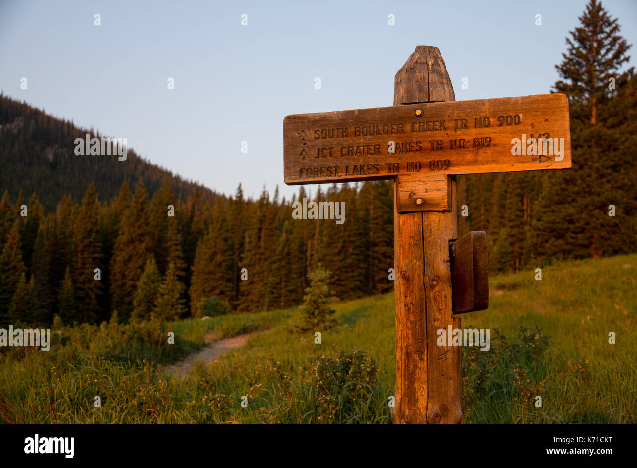 Segnavia dirigere gli escursionisti dove andare a sud boulder creek trail in james peak wilderness nel Colorado. Foto Stock