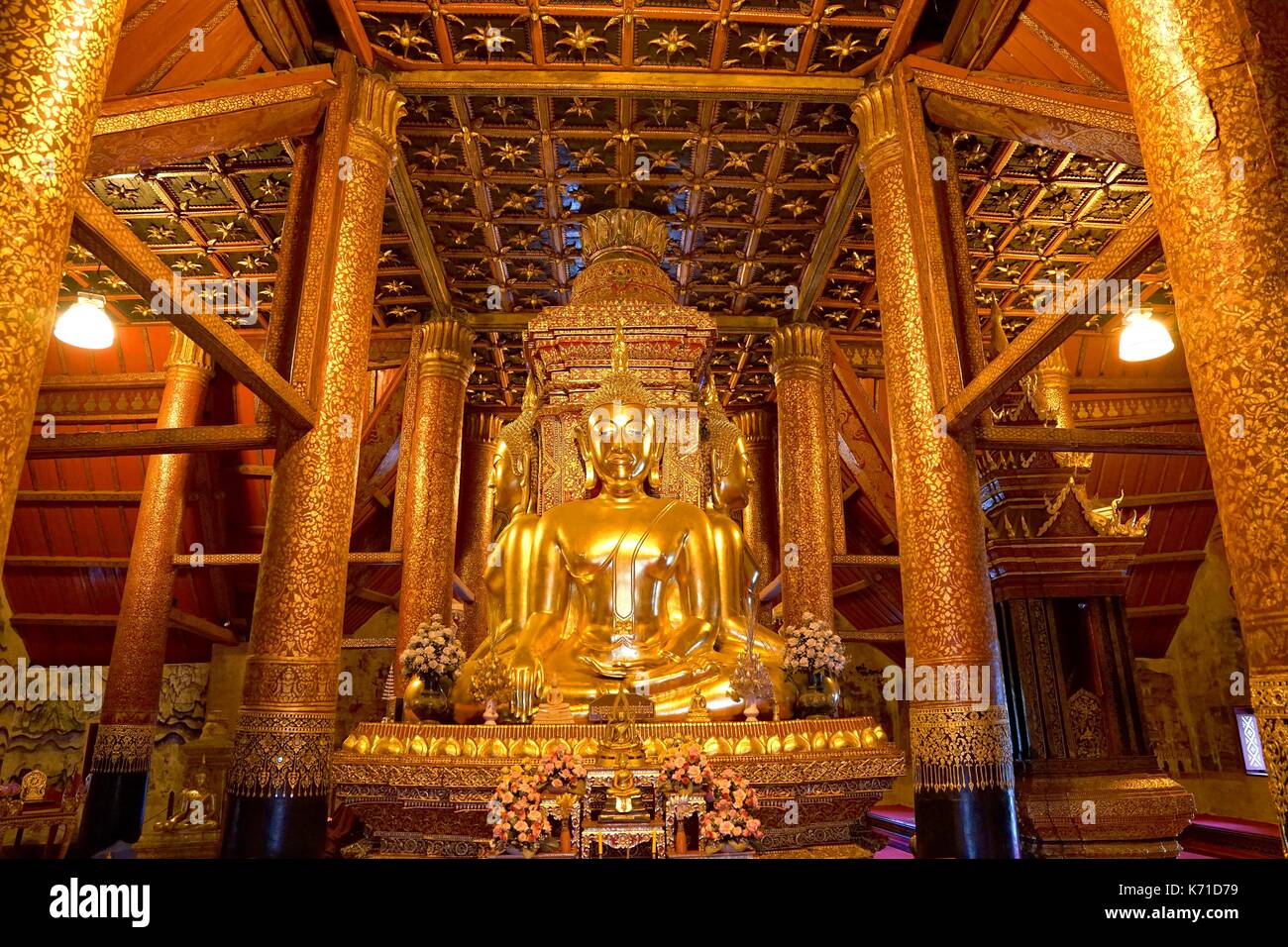 Nan, Tailandia - 21 Agosto 2017 : Golden quattro immagini di Buddha nella sala principale di Wat Phumin o Phu min tempio a Nan provincia, NorthThailand Foto Stock