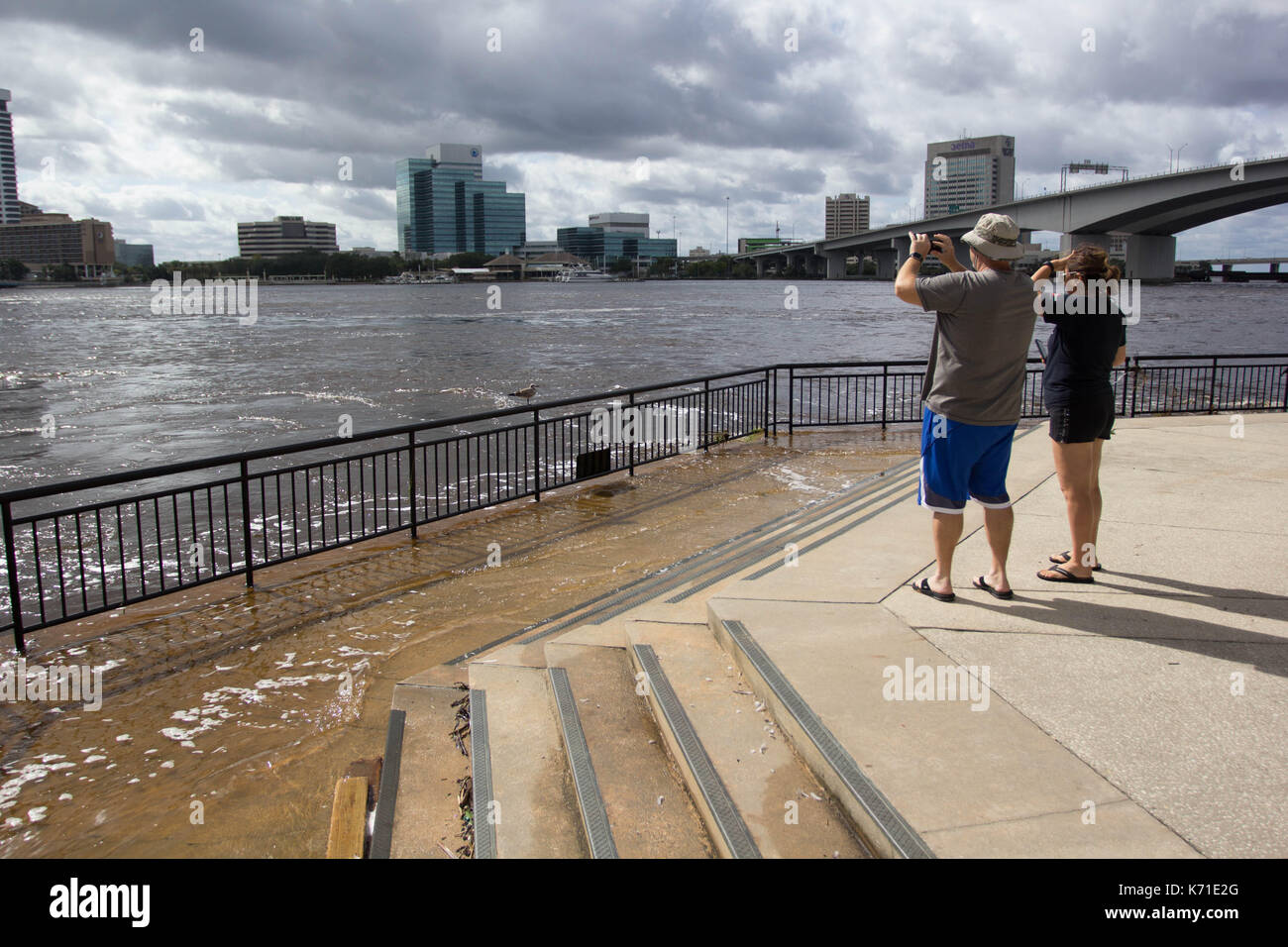 Acque del st. johns river a Jacksonville, Fl ha raggiunto livelli storici dall'Onda di tempesta di uragano IRMA, e rimangono elevate martedì 1 settembre Foto Stock