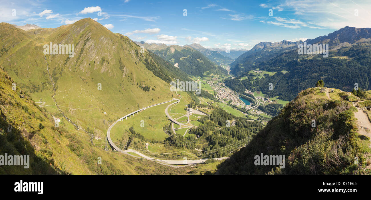 Panorama sulla Valle Leventina e le montagne circostanti dalla strada per il Passo del San Gottardo, Svizzera Foto Stock