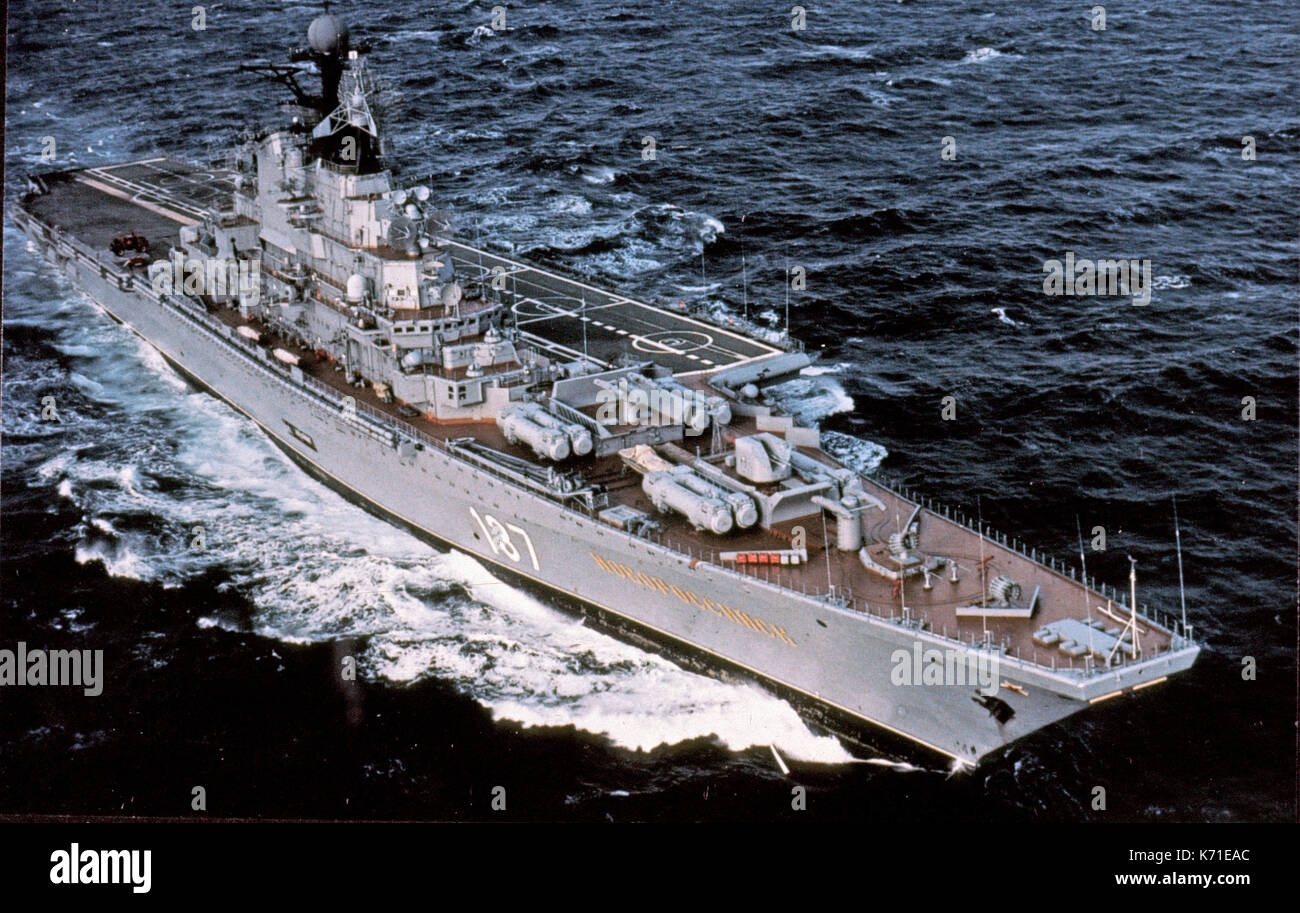 Il Dipartimento della Difesa degli Stati Uniti ha rilasciato la sua valutazione del 1985 del potere militare sovietico al Pentagono a Washington, DC il 2 aprile 1985. La pubblicazione ha dichiarato che il NOVOROSSIYSK è il terzo di quattro veicoli aerei V/STOL di classe KIEV da 37.000 tonnellate per entrare nella Marina sovietica. La costruzione di un nuovo vettore aereo nucleare da 65.000 tonnellate che gestirà una nuova generazione di velivoli da combattimento imbarcati e ad alte prestazioni continua.' credito obbligatorio: Mitsuo Shibata / Dipartimento della Difesa via CNP /MediaPunch Foto Stock