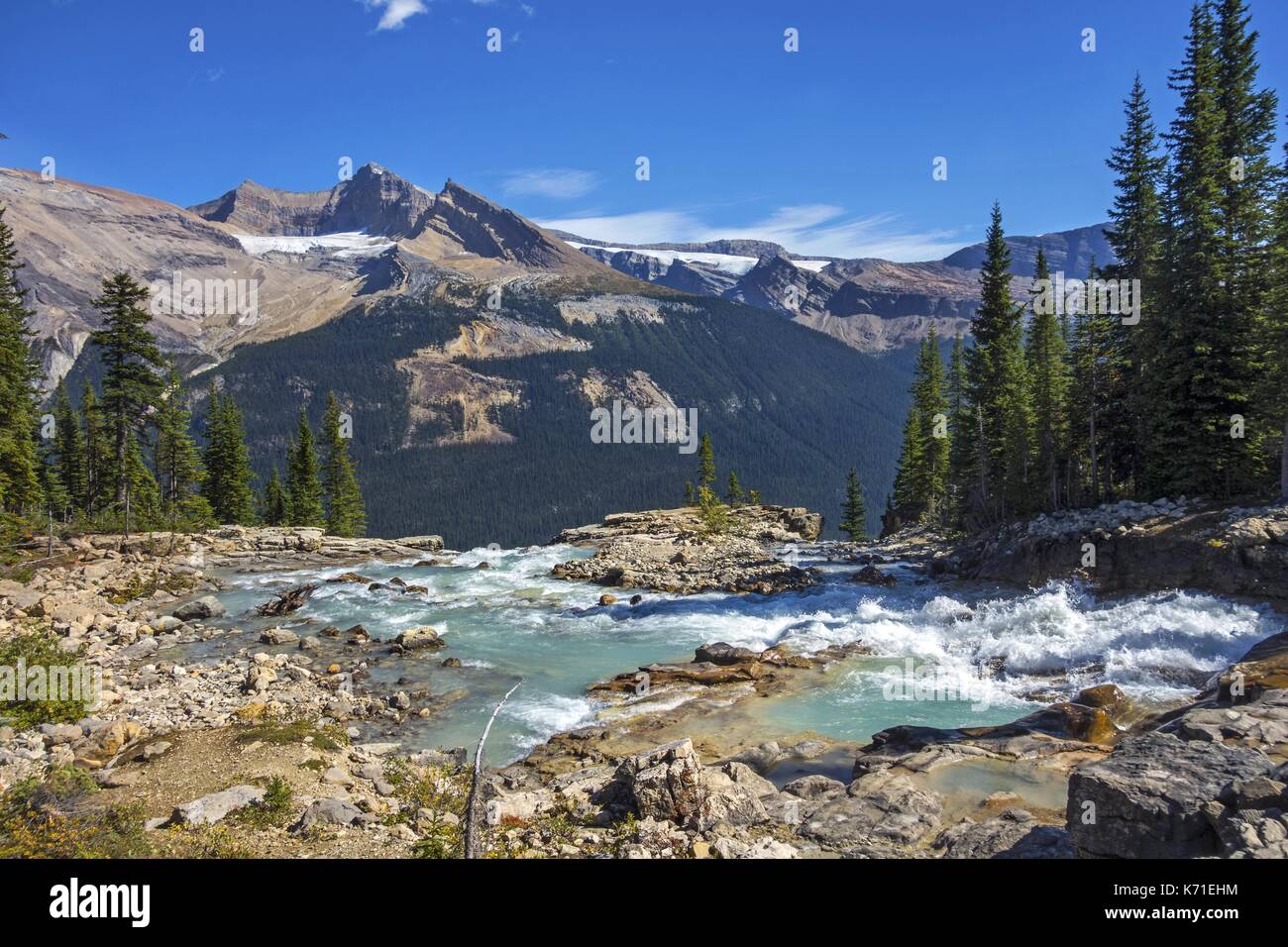 Clear River Water Rocky Mountain Peaks Landscape, Blue Skyline. Escursione panoramica estiva, parco nazionale di Yoho, British Columbia Canadian Rockies Foto Stock
