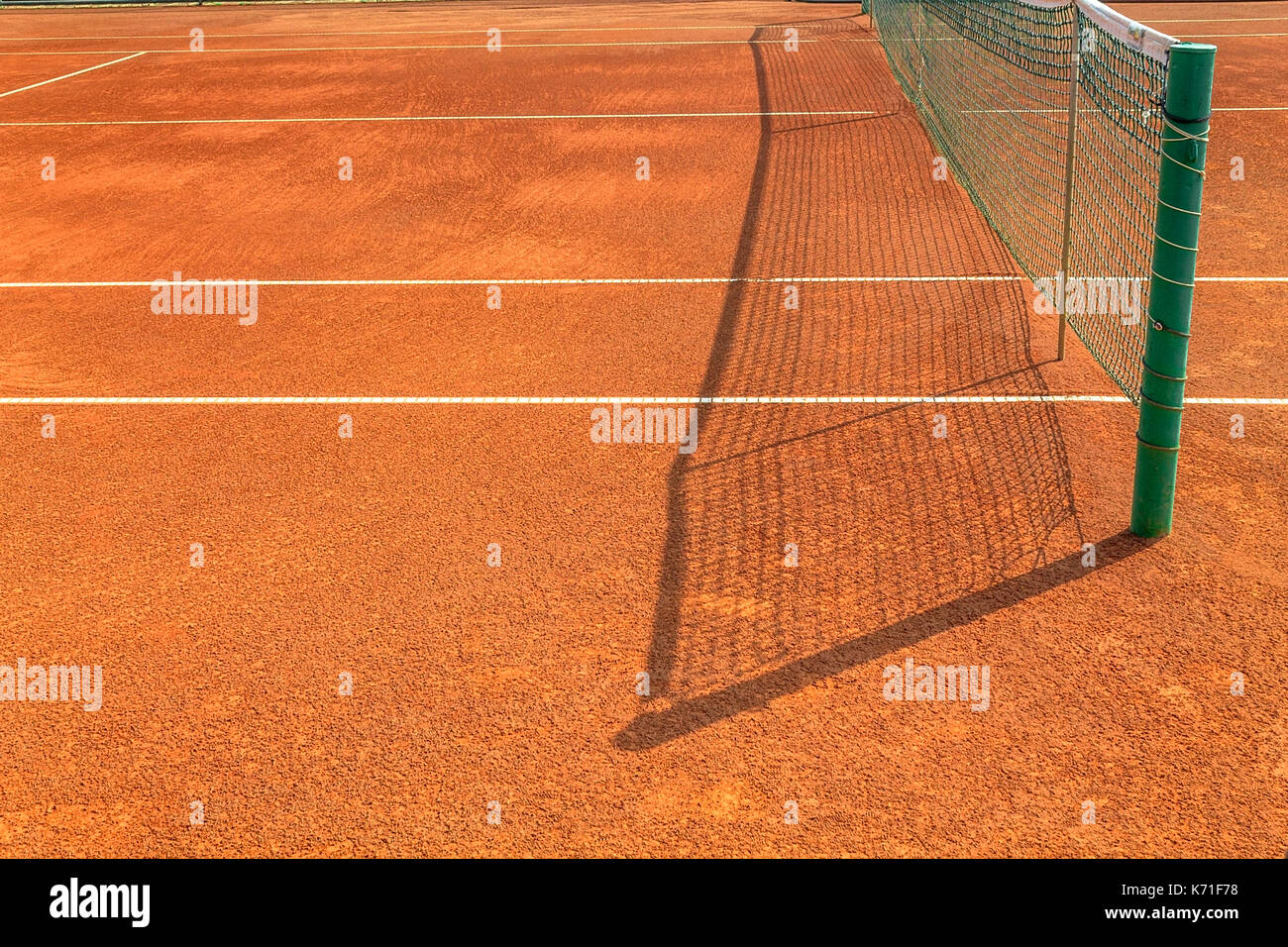 Vuoto campo da tennis in terra battuta in una giornata di sole Foto Stock