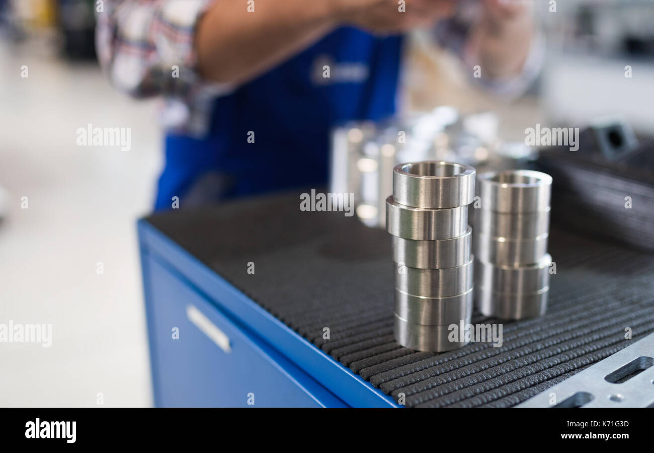 Cuscinetti in industria fabbrica con il lavoratore in background Foto Stock