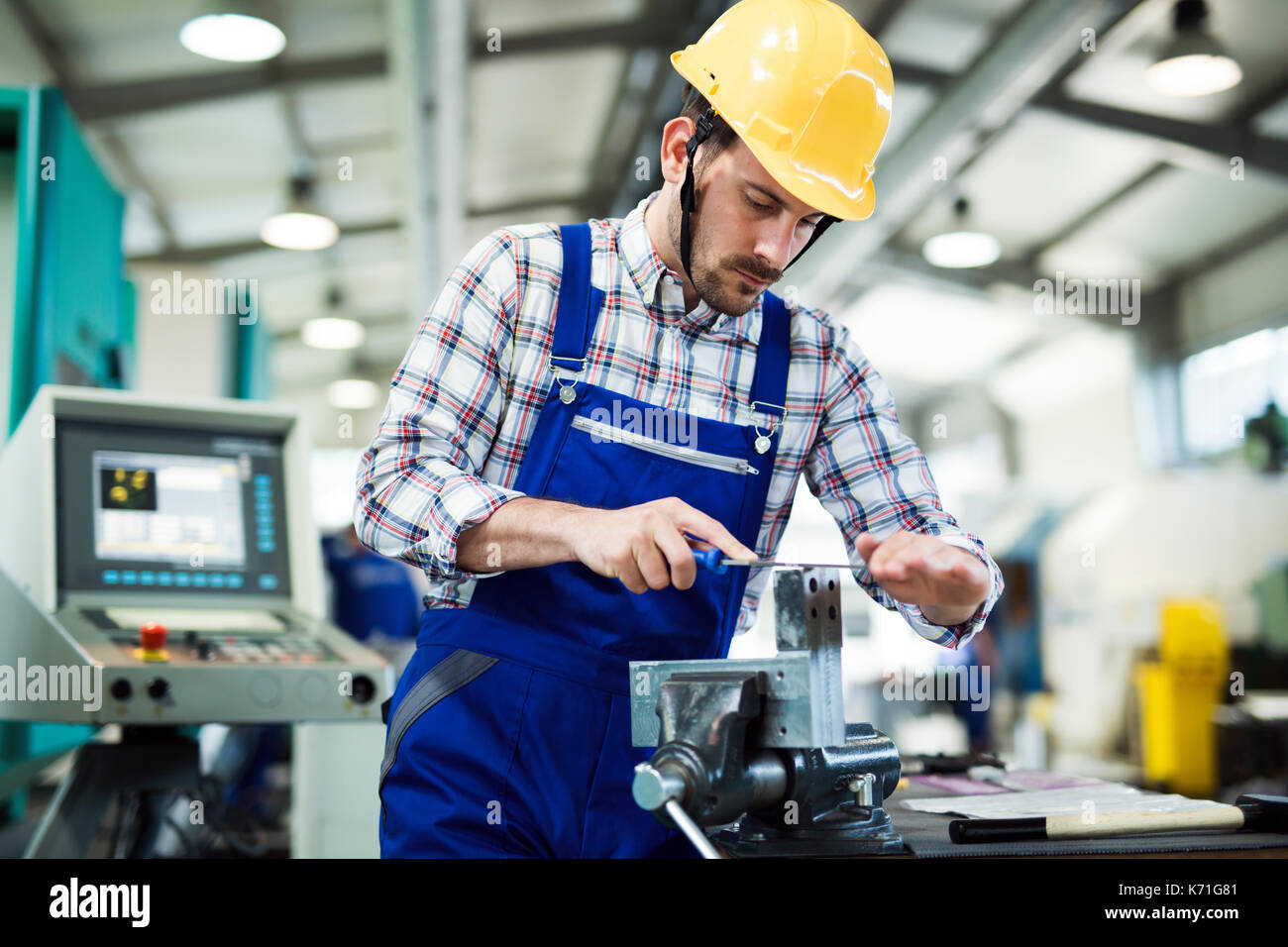 Ritratto di un ingegnere di metallo lavorando presso la fabbrica Foto Stock