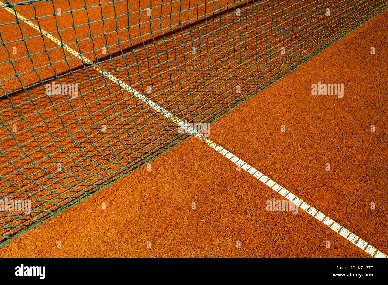 Vuoto campo da tennis in terra battuta in una giornata di sole Foto Stock