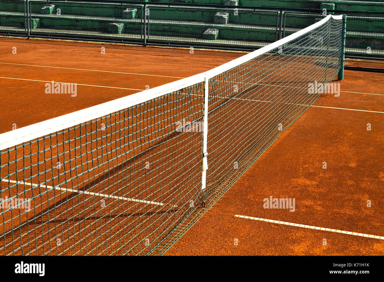 Vuoto campo da tennis in terra battuta in una giornata di sole Foto Stock