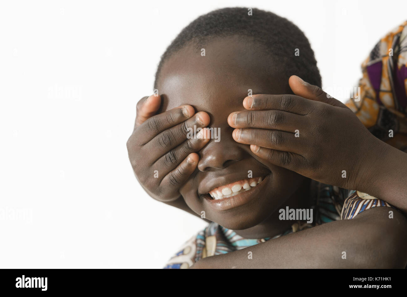 I bambini africani a giocare in studio, isolato su bianco Foto Stock