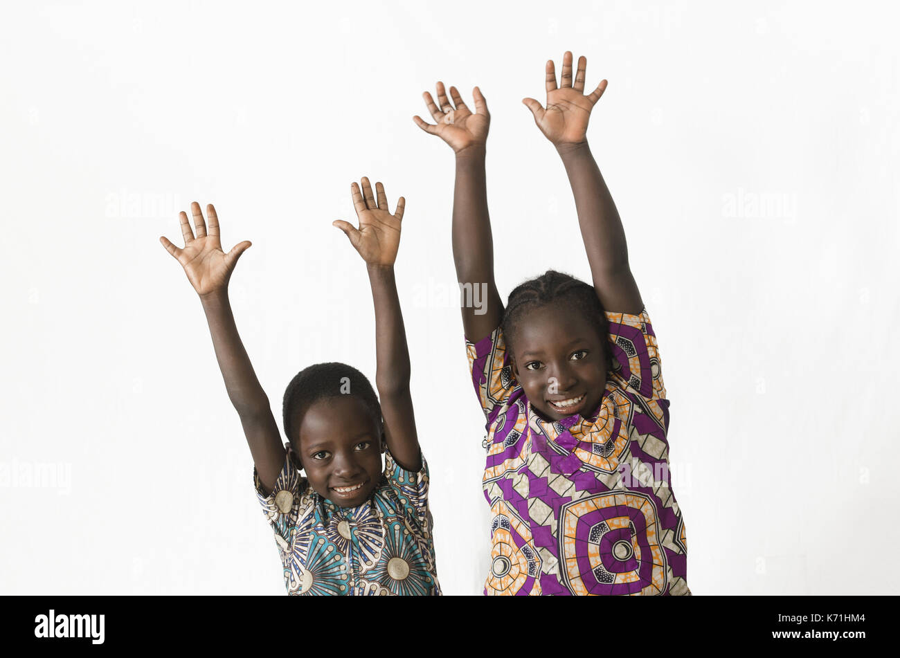 Due splendidi bambini africani giocare e divertirsi mostrando loro le mani, isolato su bianco Foto Stock