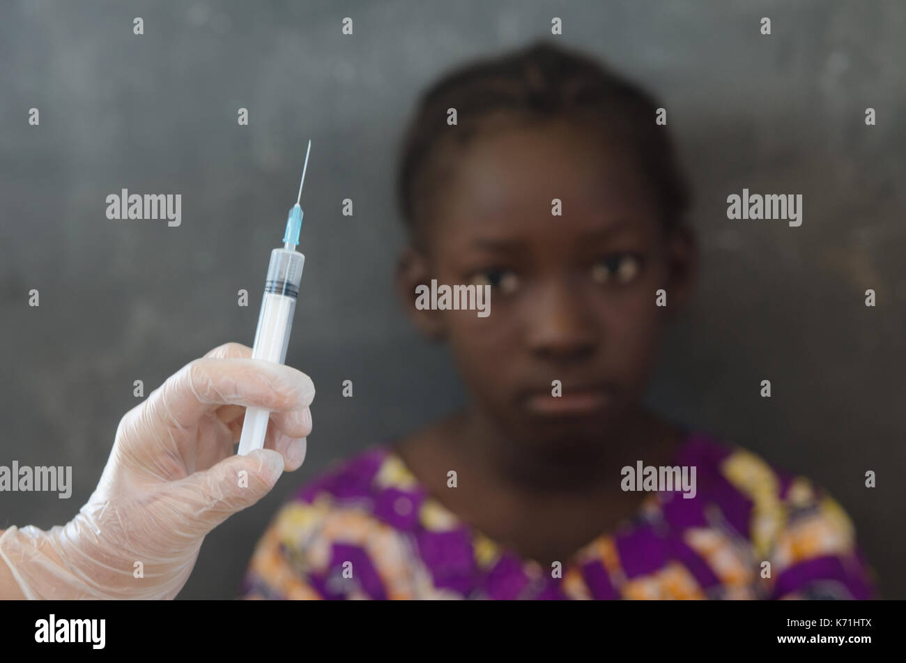 Il simbolo della medicina - giovane ragazza africana come ottenere una iniezione di vaccinazione Foto Stock