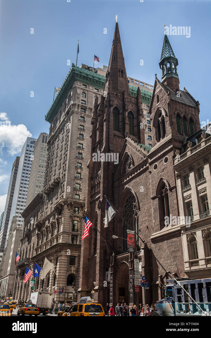 Fifth Avenue Presbyterian Church e la penisola hotel sulla Quinta Avenue a Manhattan, New York City Foto Stock