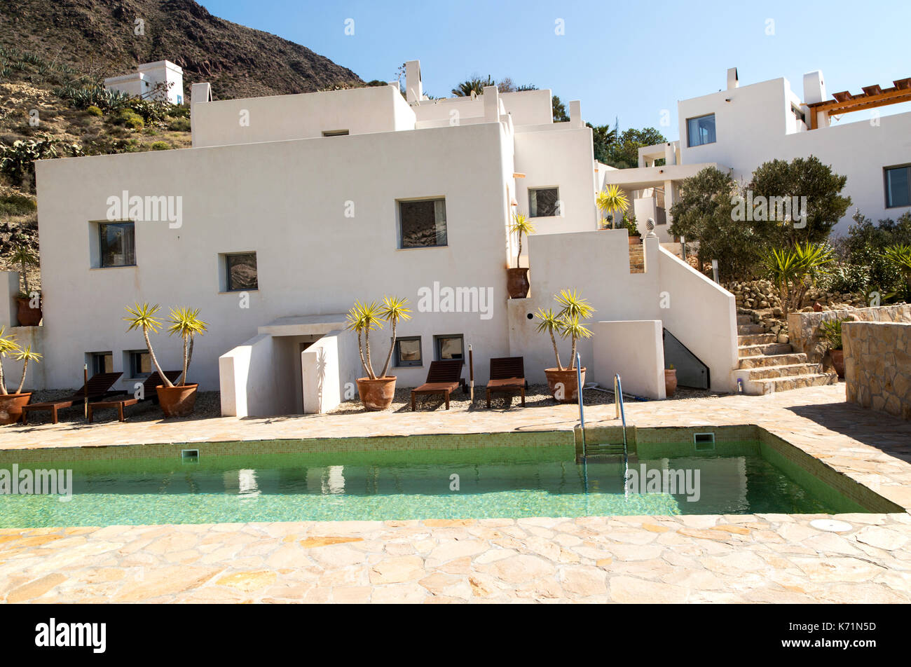 Piscina in alloggi turistici, Los Presillas Bajas, Parco Naturale Cabo de Gata, Almeria, Spagna Foto Stock
