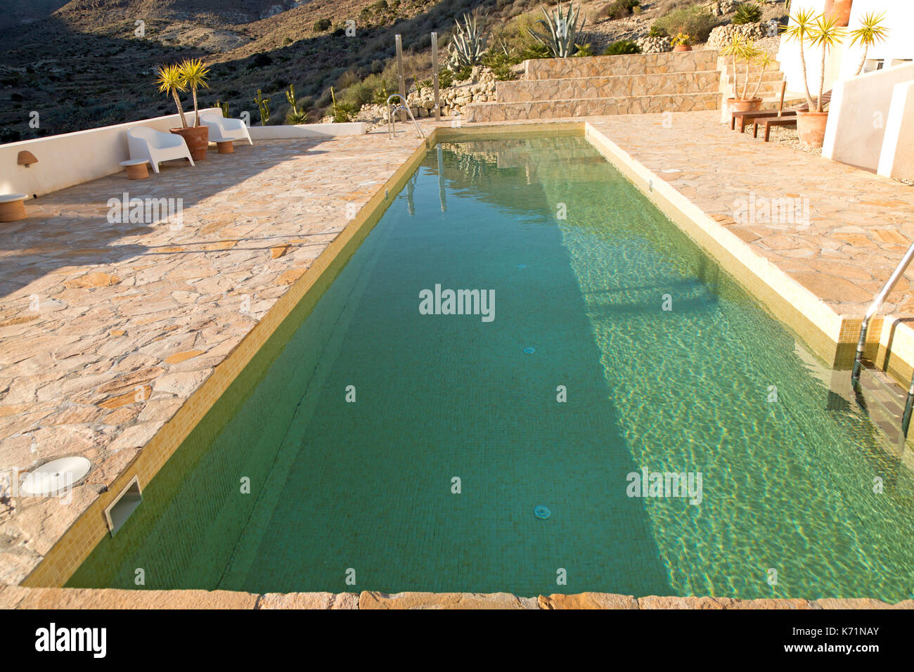 Piscina in alloggi turistici, Los Presillas Bajas, Parco Naturale Cabo de Gata, Almeria, Spagna Foto Stock