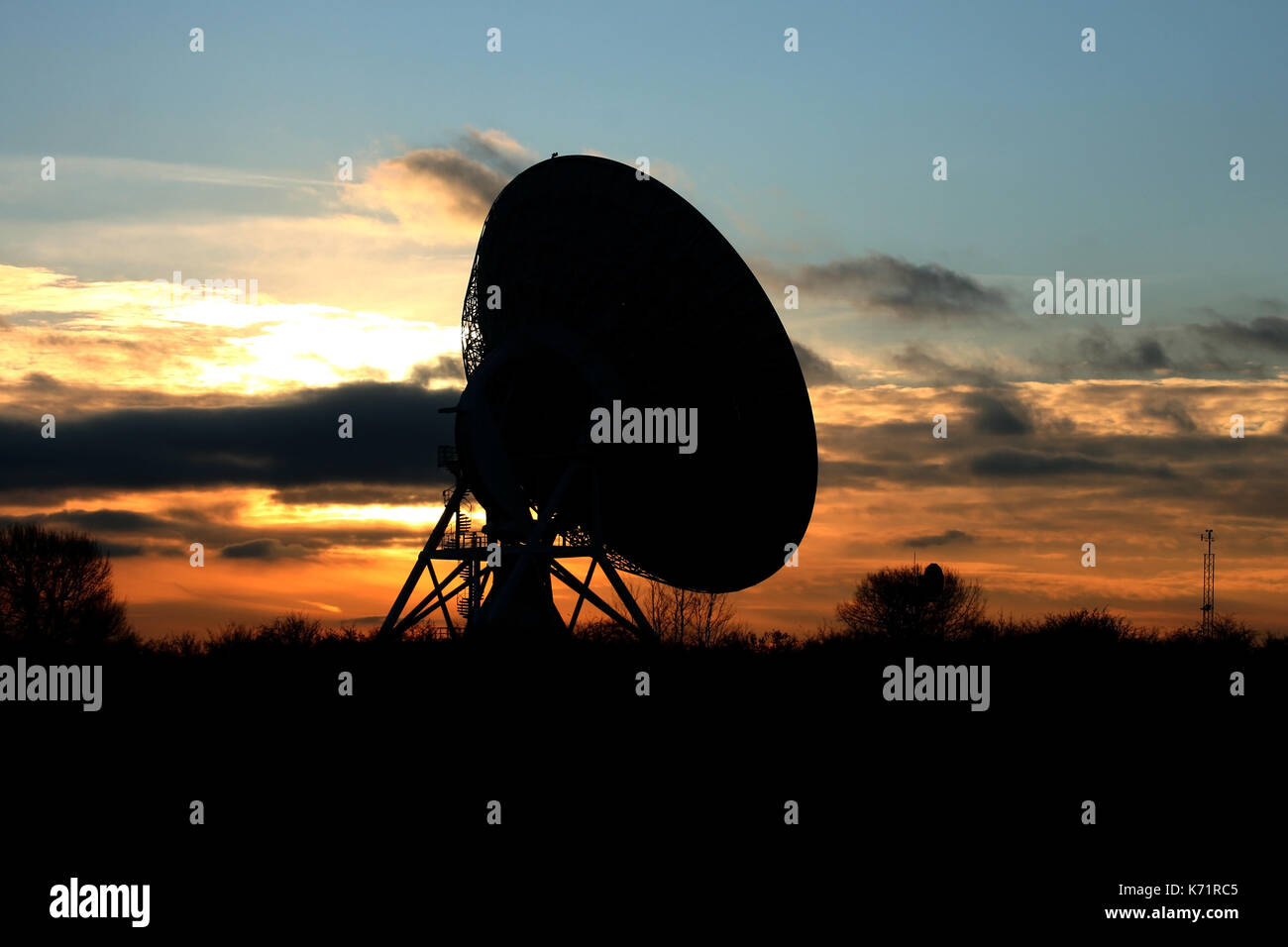 La Merlin radio telescope stagliano al tramonto. Mullard osservatorio è situato a sud-ovest di Cambridge, UK. Foto Stock