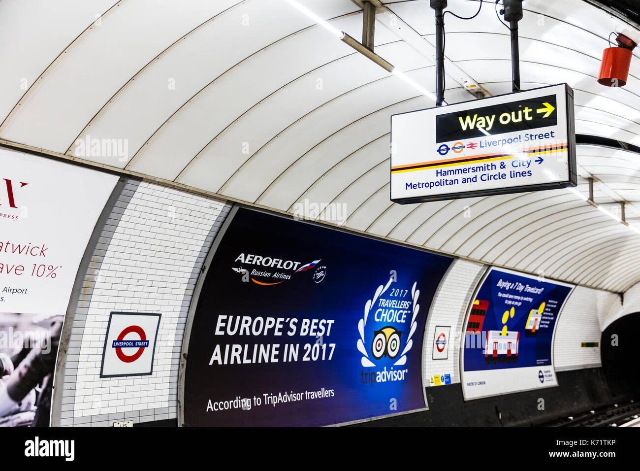 La metropolitana di Londra via di uscita segno, la metropolitana di Londra, Londra metropolitana, linea metropolitana di Londra annunci, London Underground pubblicità, Foto Stock