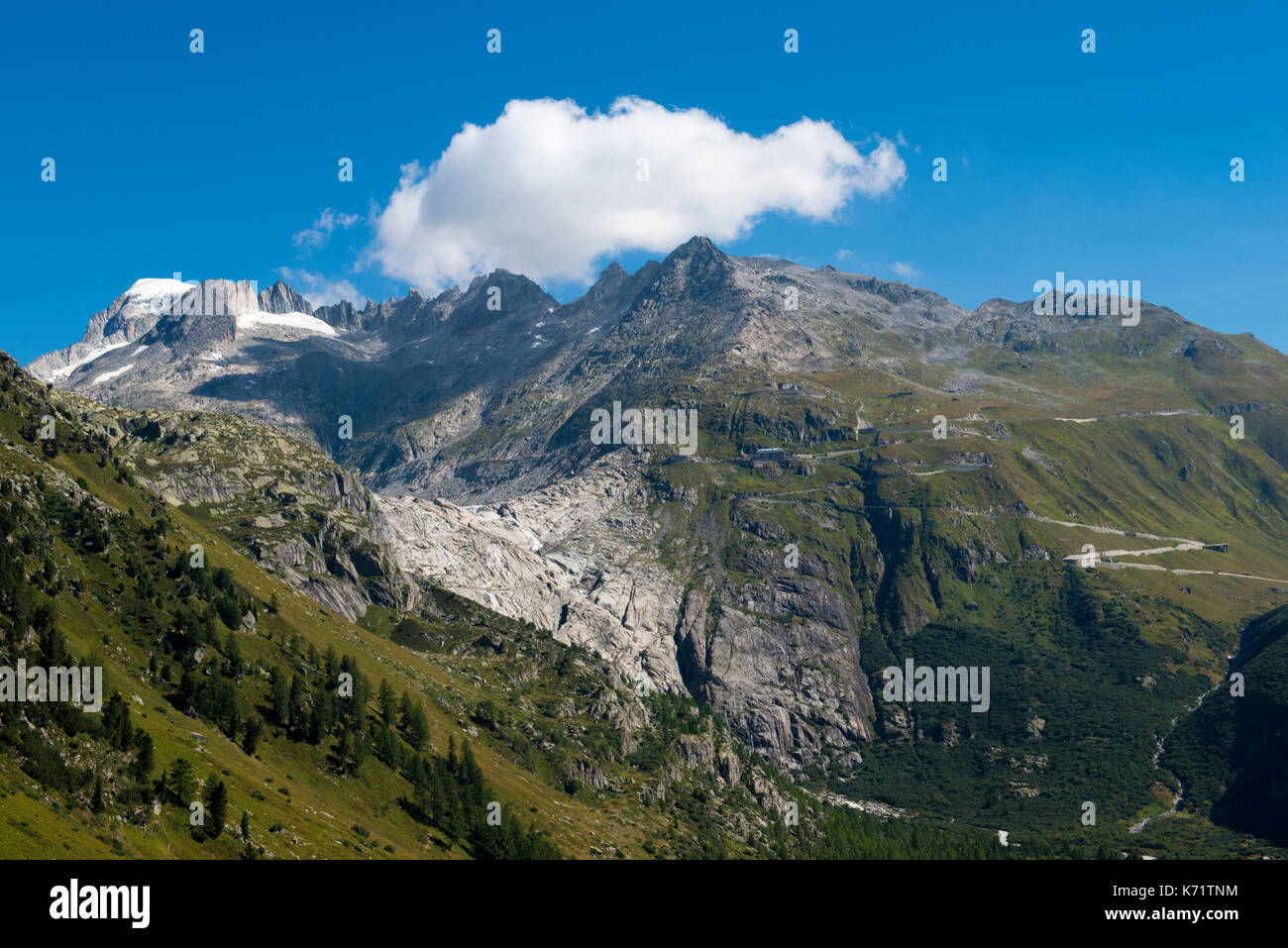Furka pass road con il ghiacciaio del Rodano, vista dal Passo del Grimsel, Vallese, Svizzera Foto Stock