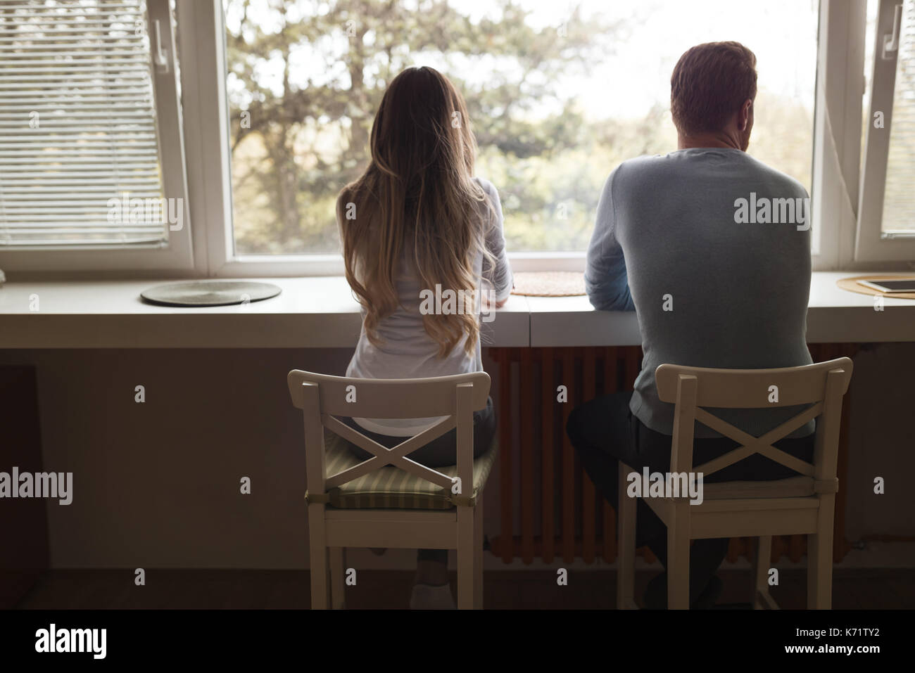 Giovane avendo problemi di relazione e sostenendo di infedeltà Foto Stock