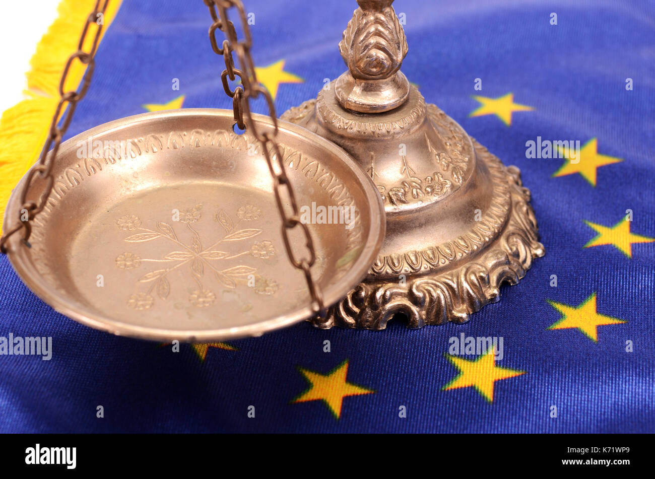 Bilancia della giustizia e della bandiera dell'Unione europea, Unione europea il concetto di legge Foto Stock