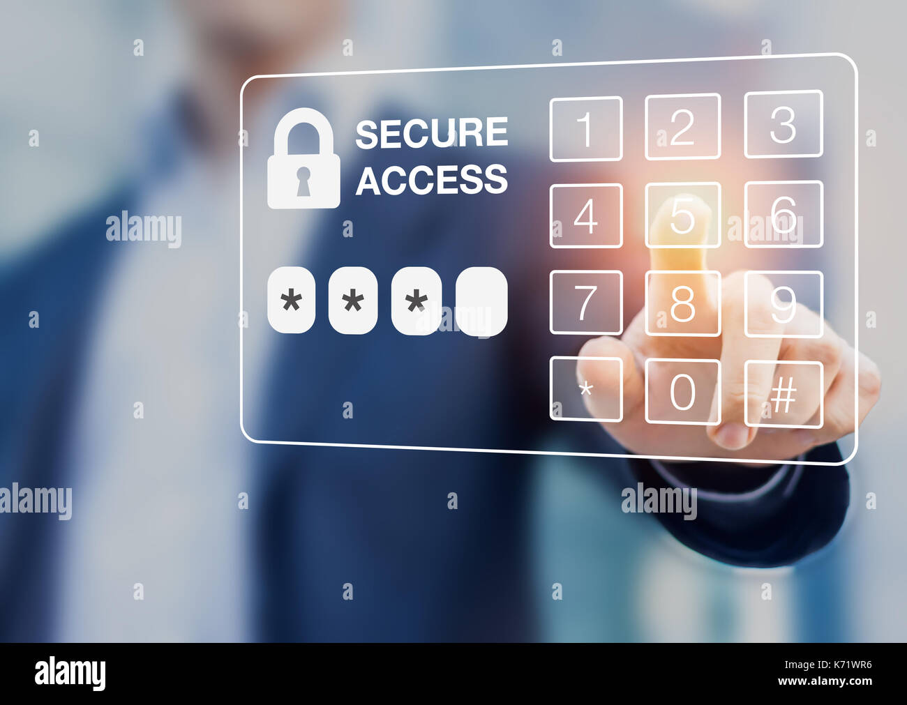 Persona di comporre la password su uno schermo virtuale tastierino digitale, accesso sicuro, sicurezza Foto Stock