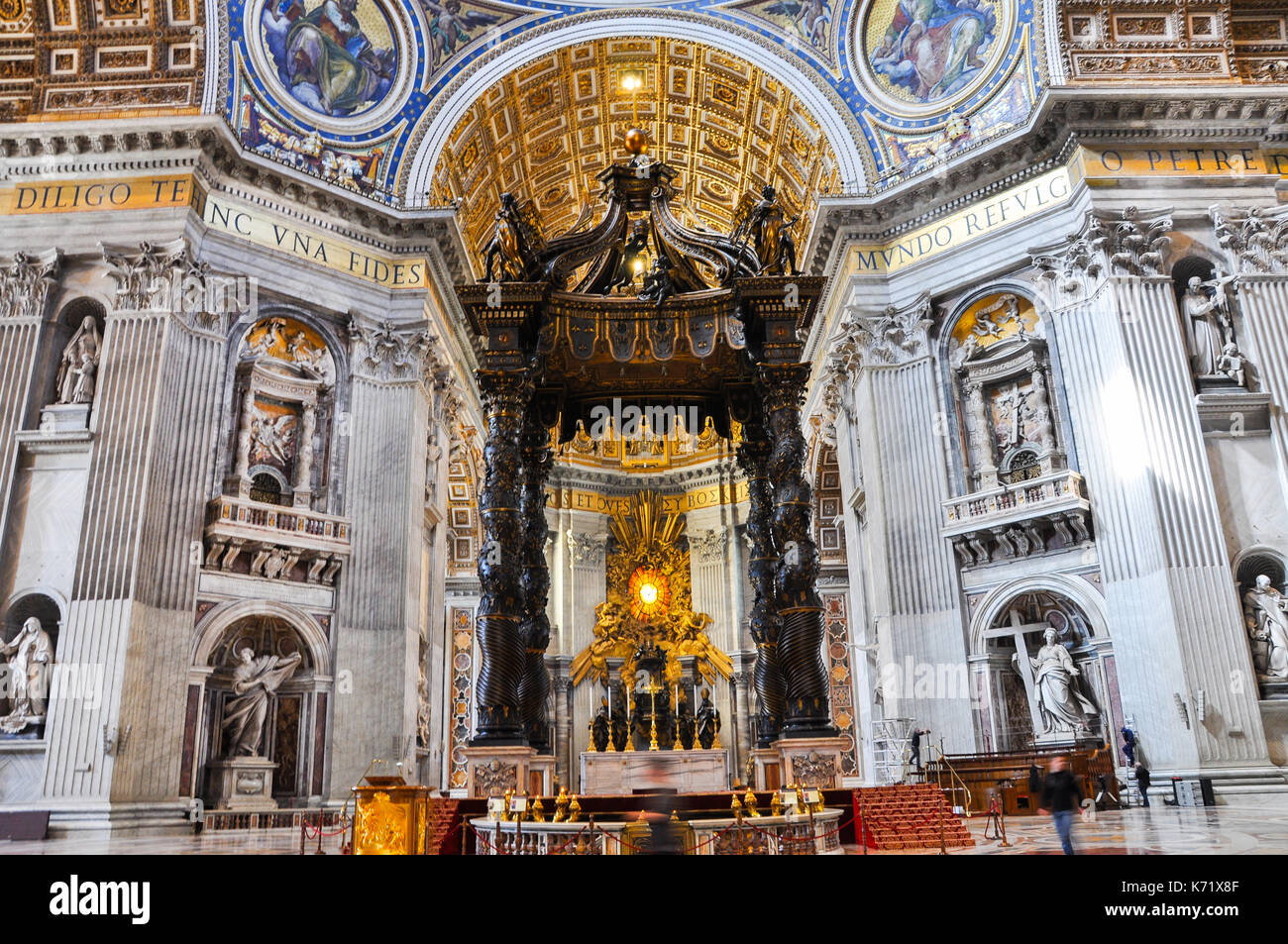 Vaticano - Il mese di marzo 16, 2016: la barocca san pietro baldacchino nella basilica di San Pietro del Vaticano è stata scolpita da Gian Lorenzo Bernini tra 1623 Foto Stock
