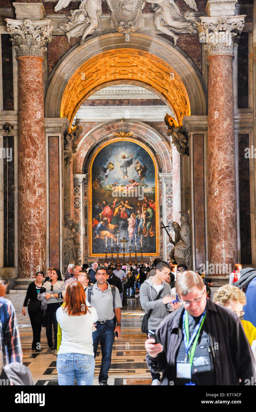 Vaticano - Il mese di marzo 16, 2016: la basilica di San Pietro in Vaticano è la chiesa più grande del mondo ed è visitato ogni giorno da folla di turisti e rel Foto Stock