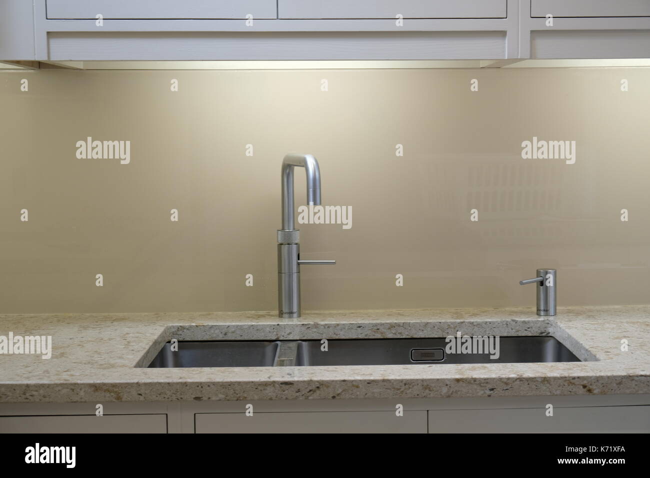 Cucina contemporanea, casa d'epoca, pulita e ordinata, moderna, Grigio Finlandese, Bespoke, Design, Casa vittoriana, Cheshire, Inghilterra, Granite. Foto Stock