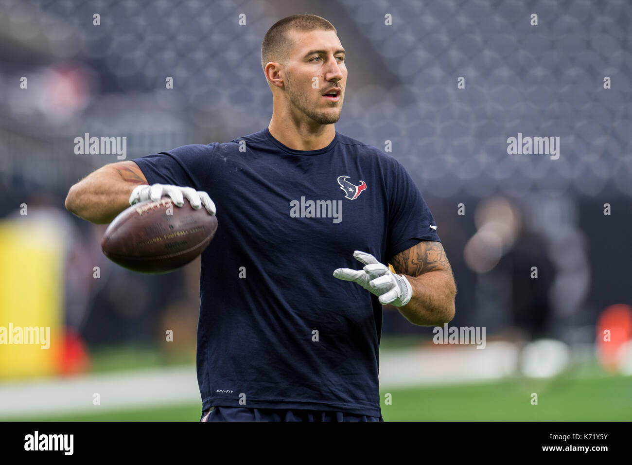 10 settembre 2017: Houston Texans manualmente l'estremità C.J. Fiedorowicz (87) prima di NFL di una partita di calcio tra la Houston Texans e Jacksonville Jaguars a NRG Stadium di Houston, TX. I giaguari hanno vinto la partita 29-7...Trask Smith/CSM Foto Stock