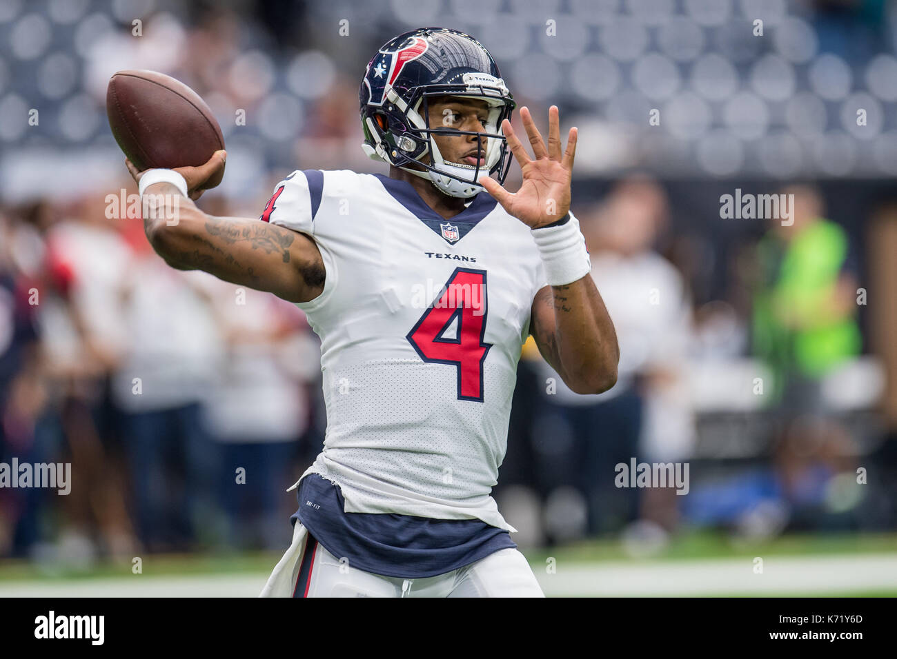 10 settembre 2017: Houston Texans quarterback Deshaun Watson (4) si riscalda prima di NFL di una partita di calcio tra la Houston Texans e Jacksonville Jaguars a NRG Stadium di Houston, TX. I giaguari hanno vinto la partita 29-7...Trask Smith/CSM Foto Stock