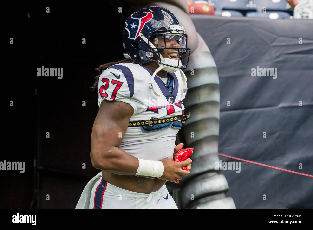 10 settembre 2017: Houston Texans running back D'onta Foreman (27) entra nel campo prima di NFL di una partita di calcio tra la Houston Texans e Jacksonville Jaguars a NRG Stadium di Houston, TX. I giaguari hanno vinto la partita 29-7...Trask Smith/CSM Foto Stock