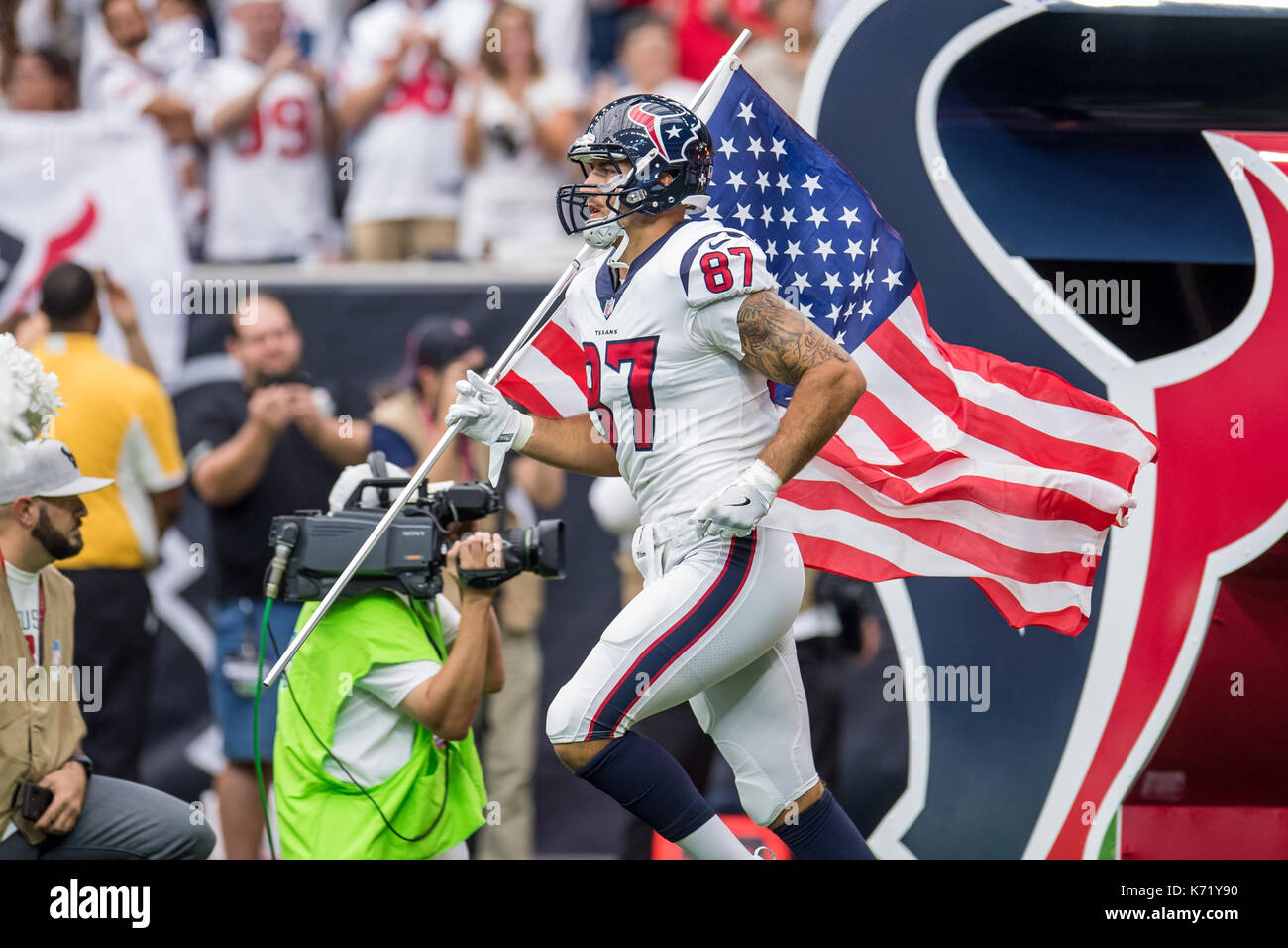 10 settembre 2017: Houston Texans manualmente l'estremità C.J. Fiedorowicz (87) entra nel campo prima di NFL di una partita di calcio tra la Houston Texans e Jacksonville Jaguars a NRG Stadium di Houston, TX. I giaguari hanno vinto la partita 29-7...Trask Smith/CSM Foto Stock