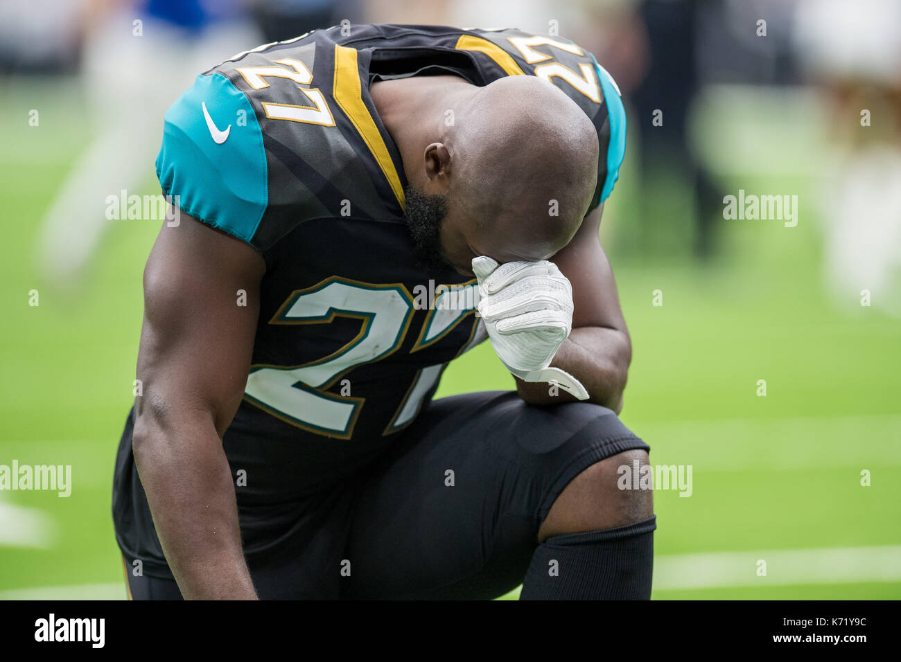 10 settembre 2017: Jacksonville Jaguars running back Leonard Fournette (27) prega prima di NFL di una partita di calcio tra la Houston Texans e Jacksonville Jaguars a NRG Stadium di Houston, TX. I giaguari hanno vinto la partita 29-7...Trask Smith/CSM Foto Stock