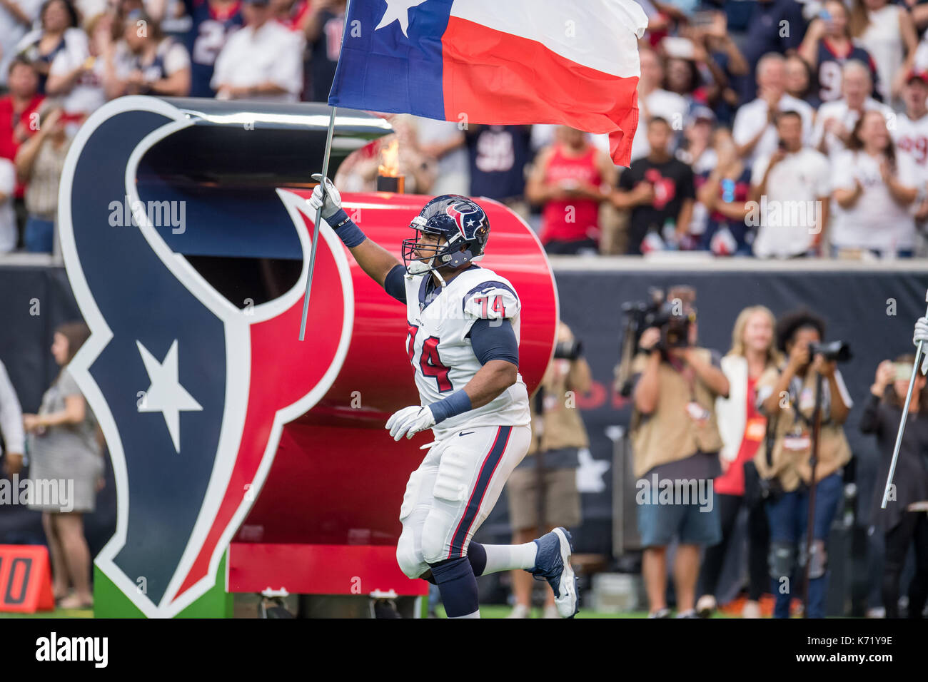 10 settembre 2017: Houston Texans offensivo affrontare Chris Clark (74) entra nel campo prima di NFL di una partita di calcio tra la Houston Texans e Jacksonville Jaguars a NRG Stadium di Houston, TX. I giaguari hanno vinto la partita 29-7...Trask Smith/CSM Foto Stock