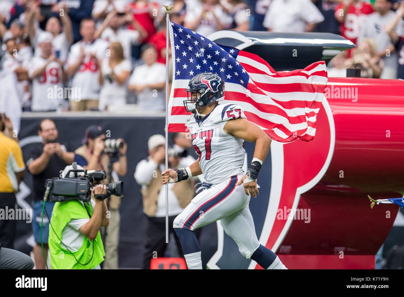 10 settembre 2017: Houston Texans linebacker Brennan Scarlett (57) entra nel campo prima di NFL di una partita di calcio tra la Houston Texans e Jacksonville Jaguars a NRG Stadium di Houston, TX. I giaguari hanno vinto la partita 29-7...Trask Smith/CSM Foto Stock