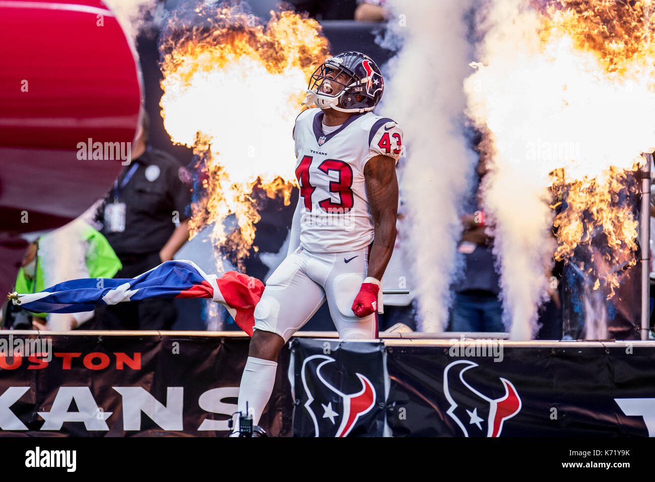 10 settembre 2017: Houston Texans di sicurezza forte Corey Moore (43) entra nel campo prima di NFL di una partita di calcio tra la Houston Texans e Jacksonville Jaguars a NRG Stadium di Houston, TX. I giaguari hanno vinto la partita 29-7...Trask Smith/CSM Foto Stock