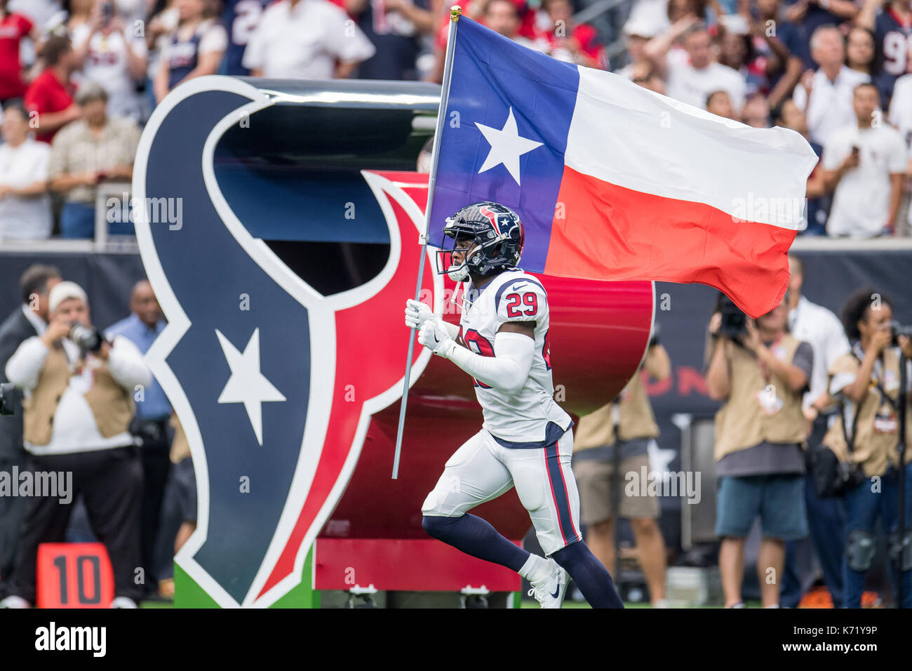 10 settembre 2017: Houston Texans libero di sicurezza Andre Hal (29) entra nel campo prima di NFL di una partita di calcio tra la Houston Texans e Jacksonville Jaguars a NRG Stadium di Houston, TX. I giaguari hanno vinto la partita 29-7...Trask Smith/CSM Foto Stock