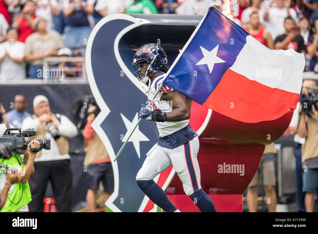 10 settembre 2017: Houston Texans difensivo fine Jadeveon Clowney (90) entra nel campo prima di NFL di una partita di calcio tra la Houston Texans e Jacksonville Jaguars a NRG Stadium di Houston, TX. I giaguari hanno vinto la partita 29-7...Trask Smith/CSM Foto Stock