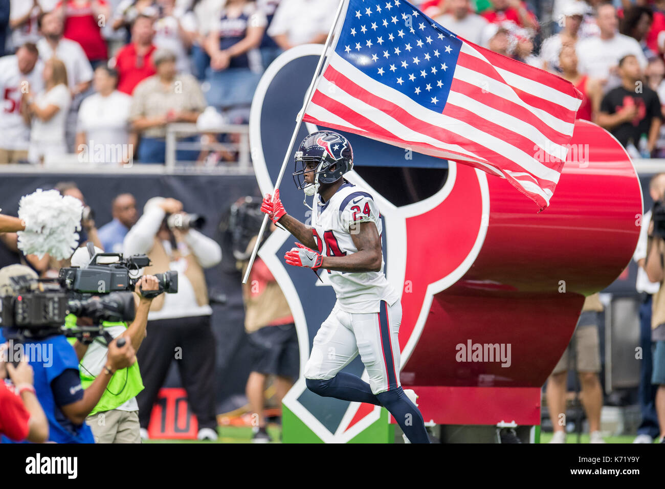 10 settembre 2017: Houston Texans cornerback Johnathan Joseph (24) entra nel campo prima di NFL di una partita di calcio tra la Houston Texans e Jacksonville Jaguars a NRG Stadium di Houston, TX. I giaguari hanno vinto la partita 29-7...Trask Smith/CSM Foto Stock