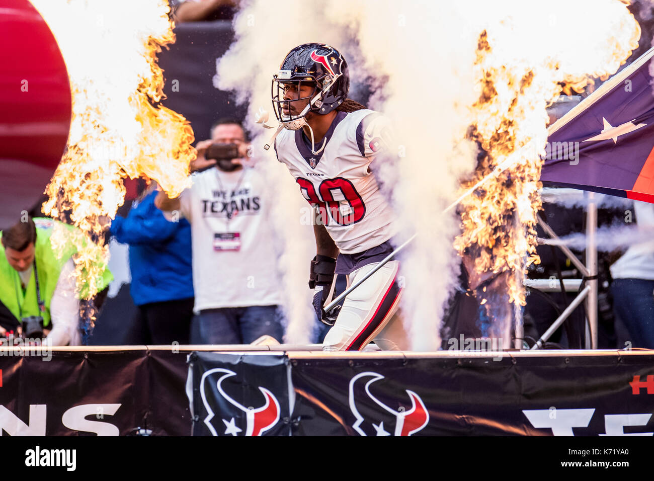 10 settembre 2017: Houston Texans difensivo fine Jadeveon Clowney (90) entra nel campo prima di NFL di una partita di calcio tra la Houston Texans e Jacksonville Jaguars a NRG Stadium di Houston, TX. I giaguari hanno vinto la partita 29-7...Trask Smith/CSM Foto Stock