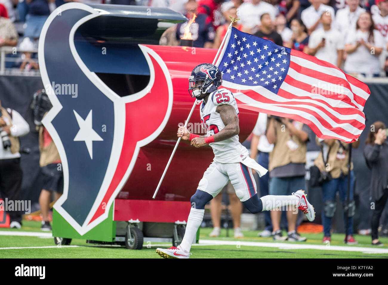 10 settembre 2017: Houston Texans cornerback Kareem Jackson (25) entra nel campo prima di NFL di una partita di calcio tra la Houston Texans e Jacksonville Jaguars a NRG Stadium di Houston, TX. I giaguari hanno vinto la partita 29-7...Trask Smith/CSM Foto Stock