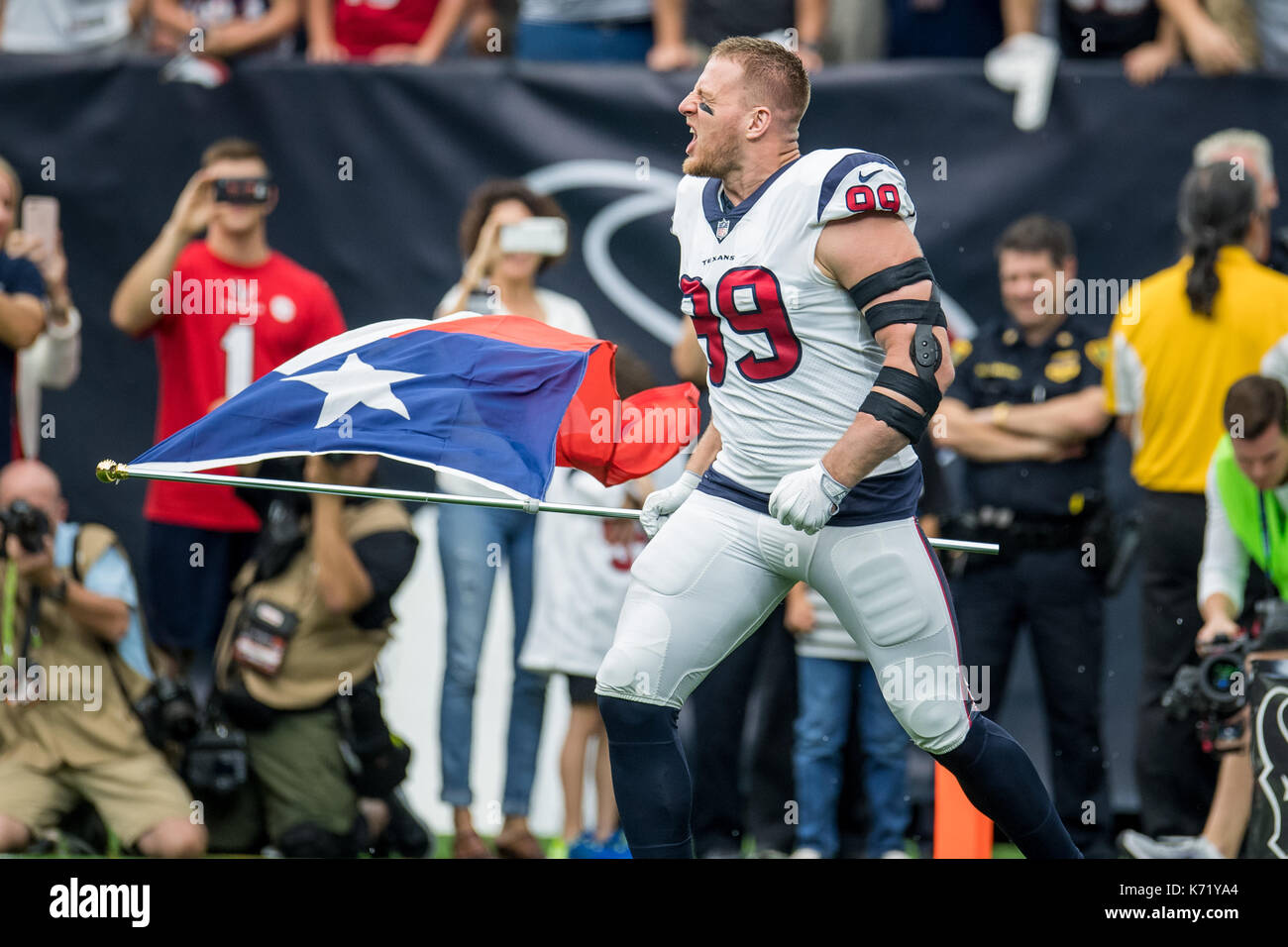 10 settembre 2017: Houston Texans difensivo fine J.J. Watt (99) entra nel campo prima di NFL di una partita di calcio tra la Houston Texans e Jacksonville Jaguars a NRG Stadium di Houston, TX. I giaguari hanno vinto la partita 29-7...Trask Smith/CSM Foto Stock