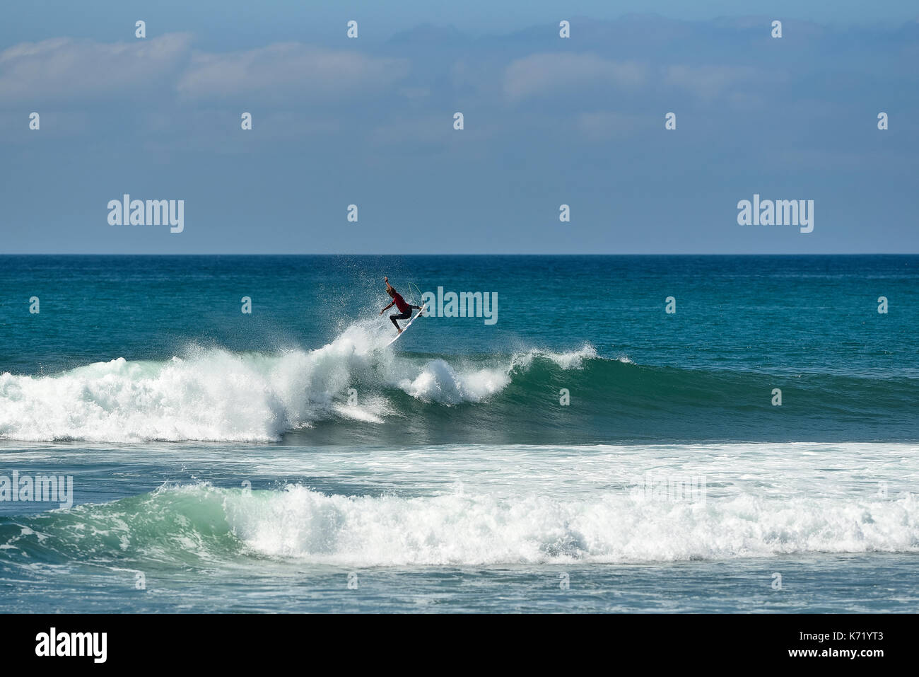 San Clemente, STATI UNITI D'AMERICA. 13 Settembre, 2017. Surfers competere testa a testa durante il 2017 Hurley Pro surf contest in basso a tralicci, San Onofre State Park, CA. Surfer: John John Firenze (USA-Hawaii). Credito: Benjamin Ginsberg/Alamy Live News. Foto Stock