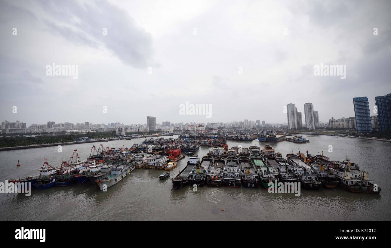 Haikou. Xiv Sep, 2017. Foto scattata su sept. 14, 2017 mostra le navi a ancoraggio xingang dock per shelter in Haikou, Cina del sud della provincia di Hainan. a sud della Cina di hainan provincia ha attivato una risposta di emergenza per avvicinarsi a typhoon doksuri, che è impostato con la gonna passano la provincia o la terra sulle zone costiere tra giovedì sera e venerdì mattina. i servizi di spedizione sul qiongzhou stretto collegamento della Cina di Hainan e Guangdong Province sono state sospese giovedì mattina. Credito: guo cheng/xinhua/alamy live news Foto Stock