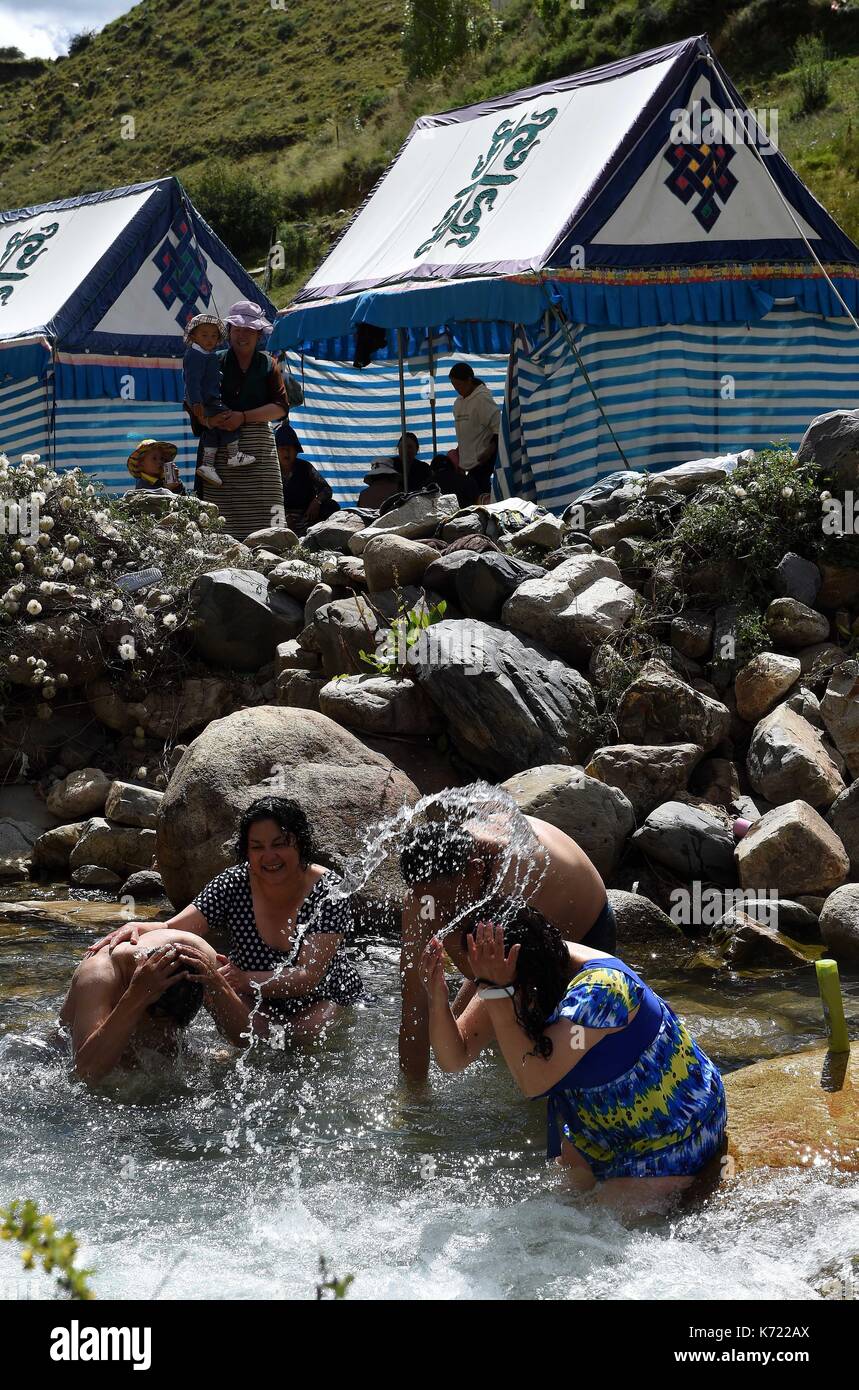 Lhasa, la Cina della regione autonoma del Tibet. Xiii Sep, 2017. persone locali da bagno da un fiume nel sobborgo di Lhasa, a sud-ovest della Cina di regione autonoma del Tibet, sept. 13, 2017. local tibetani celebrato l'annuale festival di balneazione, che normalmente cade sui primi dieci giorni del mese di luglio sul calendario tibetano, nel loro tempo-onorato modi. massa la balneazione inizia quando Venere si erge verso il cielo e termina quando la stella set. leggenda narra che la balneazione in questo periodo è benefica per la salute. Credito: chogo/xinhua/alamy live news Foto Stock