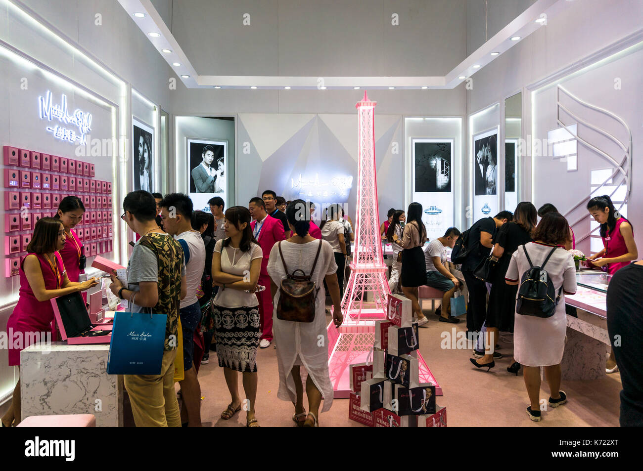 I visitatori e gli espositori al 2017 shenzhen gioielleria fiera. Foto Stock