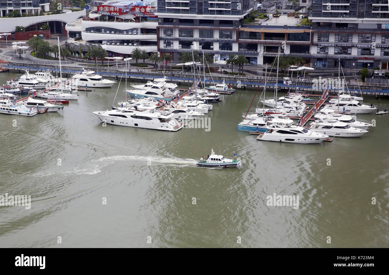 Sanya. Xiv Sep, 2017. Un diritto marittimo esecuzione pattuglie in barca al porto di Sanya, Cina del sud della provincia di hainan, sept. 14. 2017. hainan ha attivato una risposta di emergenza per avvicinarsi a typhoon doksuri, che è impostato con la gonna passano la provincia o la terra sulle zone costiere tra giovedì sera e venerdì mattina. Credito: yuan yongdong/xinhua/alamy live news Foto Stock