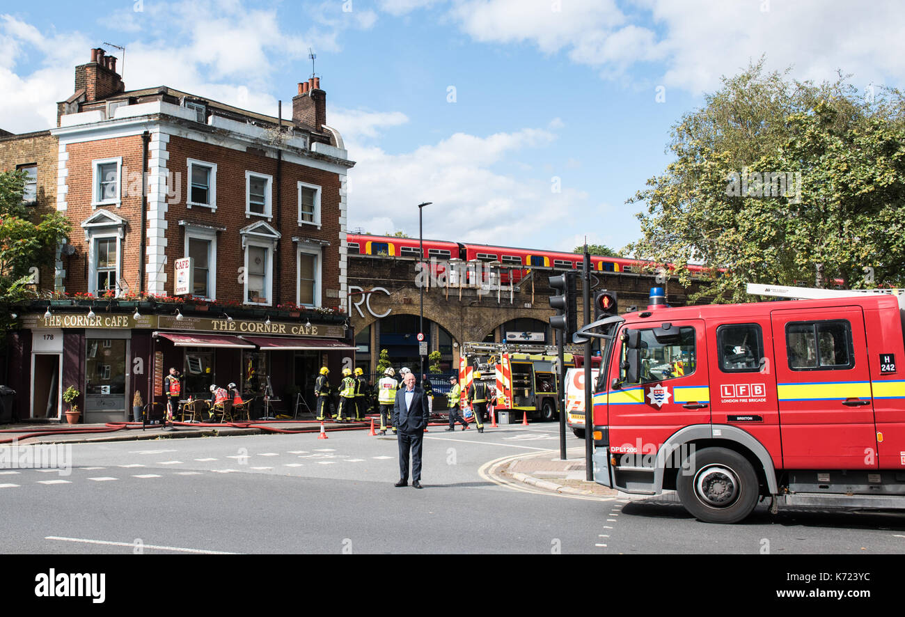 Londra, Regno Unito. Xiv Sep, 2017. Quattro motori Fire e 21 vigili del fuoco e i funzionari sono stati chiamati per un incendio presso una caffetteria a Lambeth Road a Lambeth. Parte del seminterrato dell'edificio di tre piani è stato danneggiato. La brigata era chiamato a 1242 e il fuoco era sotto controllo a 1407. Fire equipaggi da Lambeth, Dowgate, Old Kent Road e Brixton Stazioni di vigili del fuoco hanno assistito alla scena. Credito: Peter Manning/Alamy Live News Foto Stock