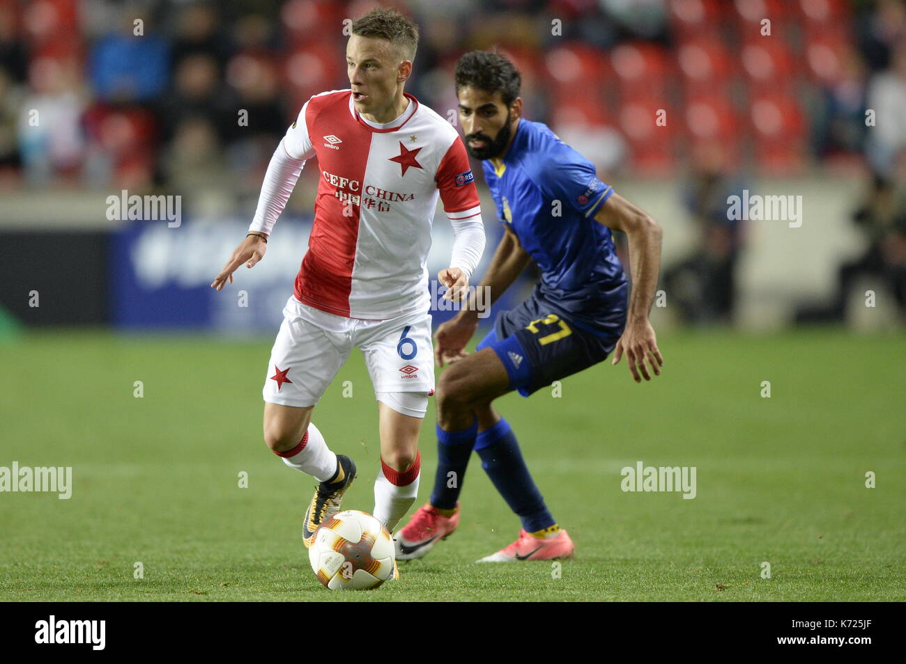 Praga, Repubblica ceca. Xiv Sep, 2017. Da sinistra jan sykora di slavia e ofir davidzada di maccabi in azione durante il calcio europa league 1° round group una partita: slavia praha vs maccabi tel aviv a praga repubblica ceca, 14 settembre 2017. Credito: katerina sulova/ctk foto/alamy live news Foto Stock