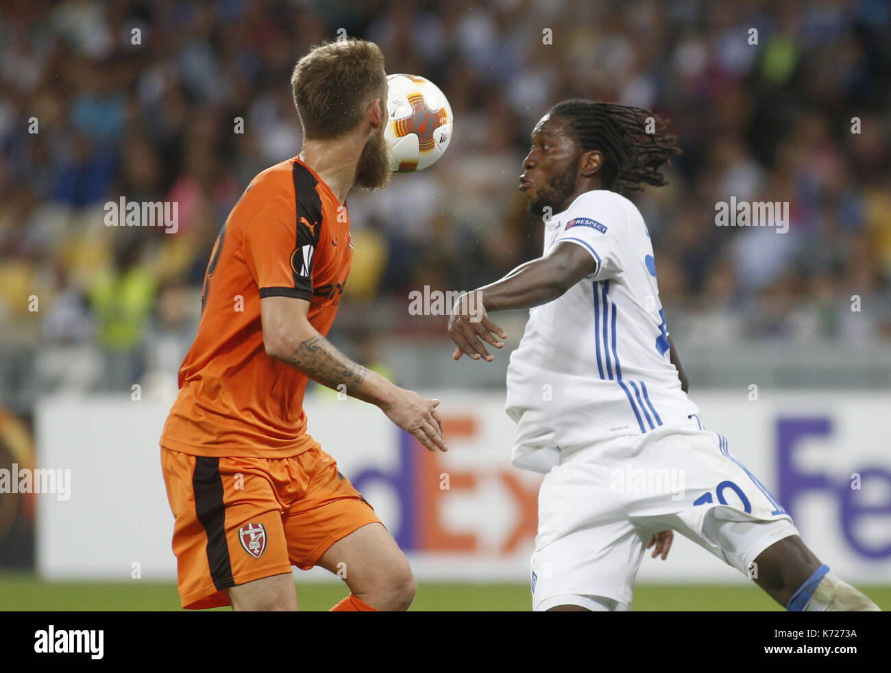 Settembre 14, 2017 - dieumerci mbokani (r ) della dinamo sistema VIES per la palla con marko radaå¡ (l ) di skã"nderbeu durante la UEFA Europa League gruppo b partita di calcio tra fc Dynamo Kyiv e fc skã"nderbeu, alla nsk olimpiyskyi in Kiev, Ucraina, 14 settembre 2017. Credito: anatolii stepanov/zuma filo/alamy live news Foto Stock